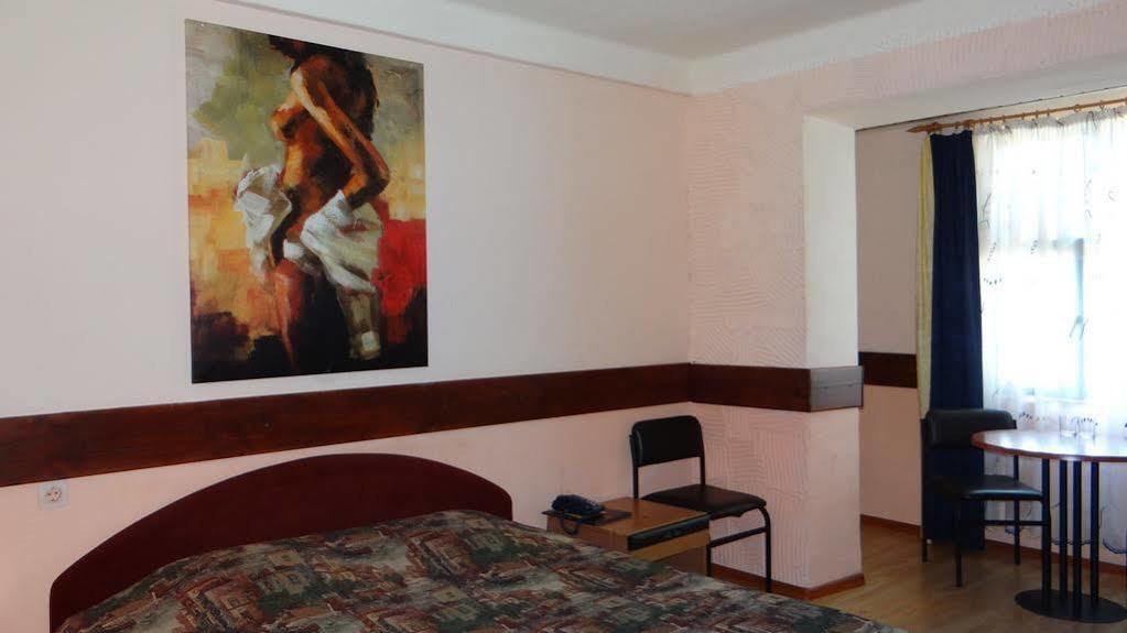 Hotel Desna KUT Kiev Buitenkant foto